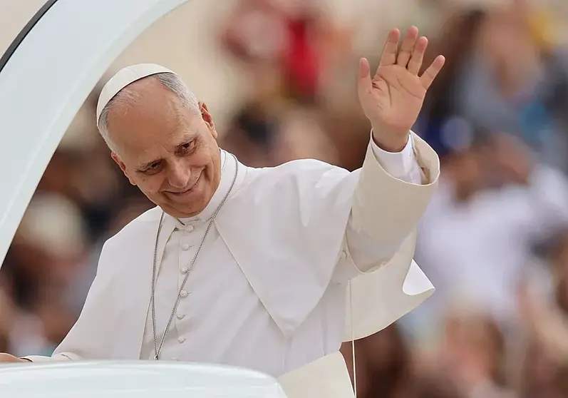 La visita apost&oacute;lica del Papa Le&oacute;n XIV a Espa&ntilde;a despierta grandes expectativas entre los fieles que participar&aacute;n en los actos programados. As&iacute; lo refleja una encuesta elaborada por GAD3 a partir de 10.000 entrevistas, que muestra una amplia confianza en el impacto espiritual y social que tendr&aacute; el viaje del Pont&iacute;fice.

Seg&uacute;n el estudio, el 74% de los encuestados considera que la visita servir&aacute; para dar mayor visibilidad al mensaje de la Iglesia, mientras que el mismo porcentaje cree que reforzar&aacute; el sentimiento de pertenencia a una comunidad de creyentes. Adem&aacute;s, el 70% conf&iacute;a en que contribuya a difundir la fe cristiana y el 63% espera que ayude a fortalecer el compromiso de los cat&oacute;licos.

Frente a estas expectativas positivas, un 28% de los participantes opina que el viaje podr&iacute;a ser aprovechado pol&iacute;ticamente, mientras que solo un 4% considera que pasar&aacute; desapercibido para la mayor&iacute;a de los espa&ntilde;oles.

Entre los temas que los asistentes desean escuchar en las intervenciones del Santo Padre destacan los relacionados con los j&oacute;venes y el futuro, mencionados por el 65% de los encuestados, y la familia y la defensa de la vida, se&ntilde;alados por el 64%. Tambi&eacute;n figuran entre las prioridades la educaci&oacute;n, los valores y la libertad religiosa (53%).

Otros asuntos que los participantes consideran importantes son el di&aacute;logo con quienes se han alejado de la fe (38%), la paz y los conflictos internacionales (32%), la renovaci&oacute;n interna de la Iglesia (28%), la pobreza y la justicia social (25%) y el impulso a las vocaciones (23%). En menor medida aparecen la migraci&oacute;n y la acogida (17%) y el cuidado de la creaci&oacute;n (7%).

La encuesta tambi&eacute;n ofrece una imagen muy favorable del Papa Le&oacute;n XIV. Los asistentes lo describen como un pont&iacute;fice claro en sus mensajes, cercano y con una marcada orientaci&oacute;n pastoral. El 90% afirma tener una opini&oacute;n positiva o muy positiva de su figura.

Las principales razones para acudir al encuentro con el Papa est&aacute;n relacionadas con la vivencia de la fe. El 69% se&ntilde;ala como motivaci&oacute;n principal expresar p&uacute;blicamente sus creencias, mientras que el 62% desea profundizar en su experiencia espiritual y el 60% quiere compartir la celebraci&oacute;n con familiares o amigos. Adem&aacute;s, el 57% reconoce que la posibilidad de ver al Papa en persona ha influido decisivamente en su asistencia.

Los sentimientos que esperan experimentar durante el evento son principalmente la alegr&iacute;a (59%) y la esperanza (53%), seguidos de la conexi&oacute;n espiritual (47%) y la paz interior (44%).

La parroquia contin&uacute;a siendo el principal canal de informaci&oacute;n sobre la visita, citada por el 52% de los encuestados. Le siguen la p&aacute;gina web oficial (29%), los familiares y amigos (27%) y las redes sociales (25%). En cuanto a los desplazamientos, m&aacute;s de la mitad de los asistentes prev&eacute; viajar en autob&uacute;s, mientras que el coche y el tren son las otras opciones m&aacute;s utilizadas.

Invitados a resumir en una palabra el mensaje que transmitir&iacute;an al Santo Padre, los participantes eligieron mayoritariamente el t&eacute;rmino &ldquo;gracias&rdquo;, acompa&ntilde;ado de conceptos como esperanza, j&oacute;venes, oraci&oacute;n y mundo, reflejando el clima de ilusi&oacute;n que rodea la visita de Le&oacute;n XIV a Espa&ntilde;a.