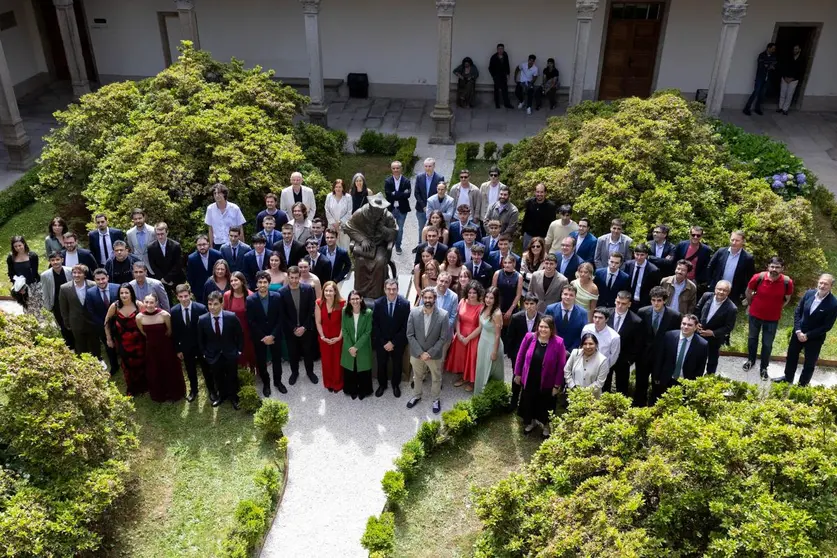 Los integrantes de la primera promoci&oacute;n del grado interuniversitario en Inteligencia Artificial posan junto a representantes acad&eacute;micos e institucionales durante el acto de graduaci&oacute;n celebrado en la Universidade de Santiago de Compostela.