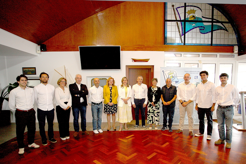 La nueva Junta Directiva del Real Club N&aacute;utico de Portos&iacute;n posa junto a representantes institucionales y colaboradores tras el acto oficial de presentaci&oacute;n celebrado en las instalaciones de la entidad.
