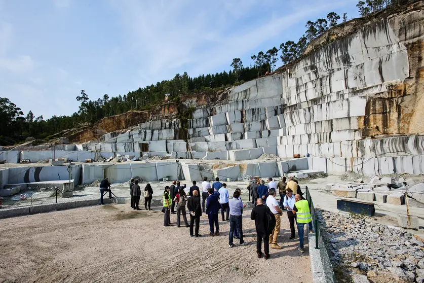 Visita de profesionales y representantes del sector a una cantera de piedra natural en Galicia, una de las actividades vinculadas a Stonegal para mostrar el potencial extractivo e industrial de una comunidad l&iacute;der en la producci&oacute;n de granito y pizarra.