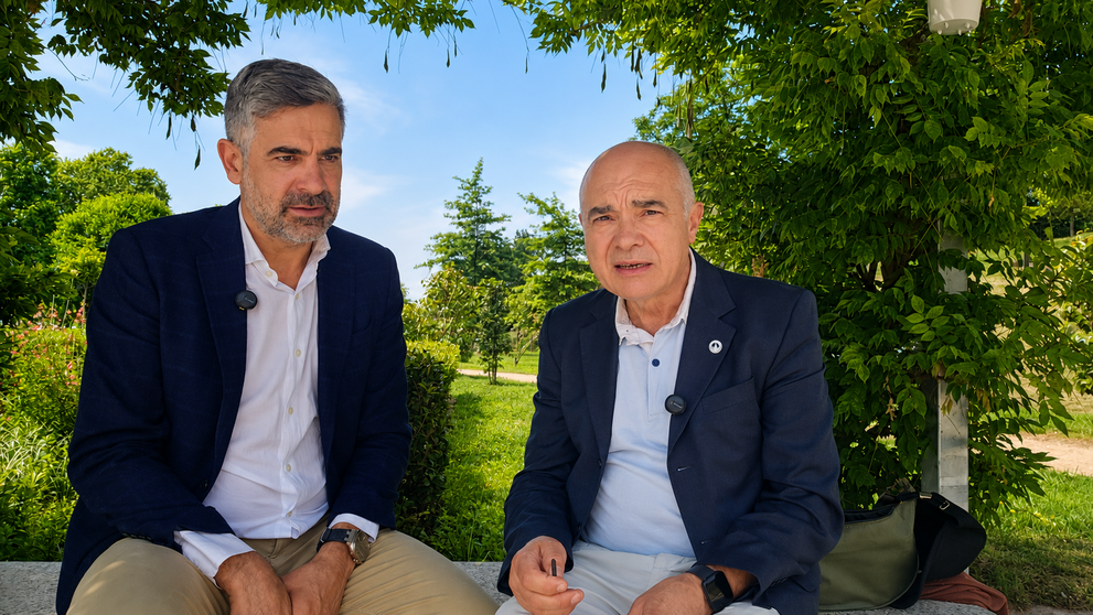 Iv&aacute;n G&oacute;mez, gerente de Regina Viarum, y Roberto Ledo, director de Diario Luso-Galaico, durante la entrevista en la que analizaron la evoluci&oacute;n del vino rosado gallego, su creciente aceptaci&oacute;n entre los consumidores y las expectativas ante la I Feira do Vi&ntilde;o Rosado de Mos.
