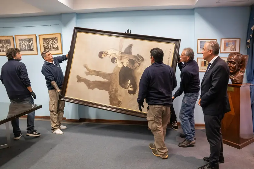 Operarios especializados realizan el descolgado y embalaje de A derradeira leici&oacute;n do mestre en el Centro Galicia de Buenos Aires, antes de su traslado temporal al Museo de Pontevedra para una exposici&oacute;n hist&oacute;rica dedicada a Castelao.