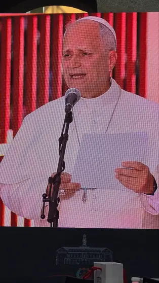 O papa Le&oacute;n XIV aparece nunha das pantallas xigantes instaladas durante a vixilia celebrada en Madrid. R. LEDO.
