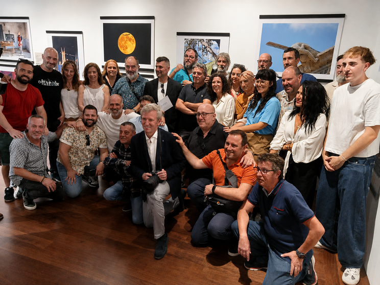 Participantes na inauguraci&oacute;n da segunda edici&oacute;n da exposici&oacute;n &ldquo;A Galicia in&eacute;dita. Unha ollada diferente do fotoxornalismo galego&rdquo;, no Colexio de Fonseca, en Santiago de Compostela, co presidente da Xunta, Alfonso Rueda.