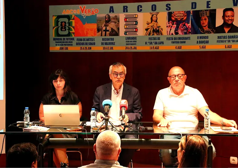 Presentaci&oacute;n del programa &ldquo;Arcos Ver&atilde;o&rdquo;, a cargo del presidente de la C&acirc;mara Municipal de Arcos de Valdevez, Oleg&aacute;rio Gon&ccedil;alves, y de la vicepresidenta, Em&iacute;lia Cerdeira, con una agenda que llenar&aacute; el municipio de m&uacute;sica, cultura, deporte, romer&iacute;as y actividades durante los pr&oacute;ximos tres meses.