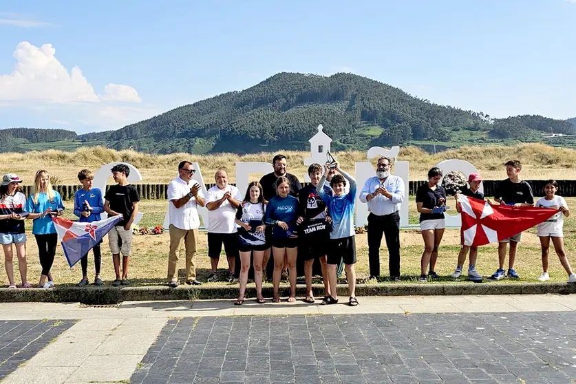 El Real Club N&aacute;utico de La Coru&ntilde;a celebra en Cari&ntilde;o su segundo t&iacute;tulo consecutivo como campe&oacute;n gallego por equipos de clubes de Optimist, acompa&ntilde;ado por el resto de clubes participantes y representantes de la organizaci&oacute;n.