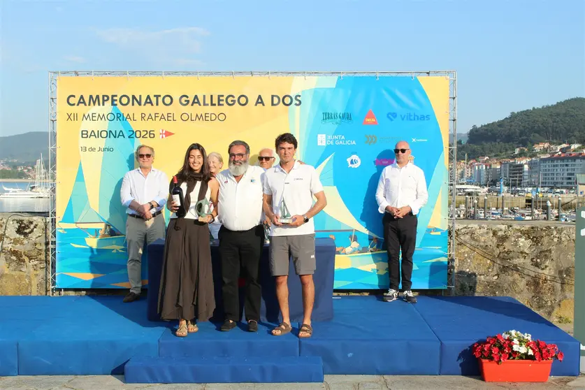 Carlota Hern&aacute;ndez y Esteban Mart&iacute;nez de la Colina reciben sus trofeos como campeones absolutos y de la categor&iacute;a mixta J80 del Campeonato Gallego A Dos, celebrado en Baiona.