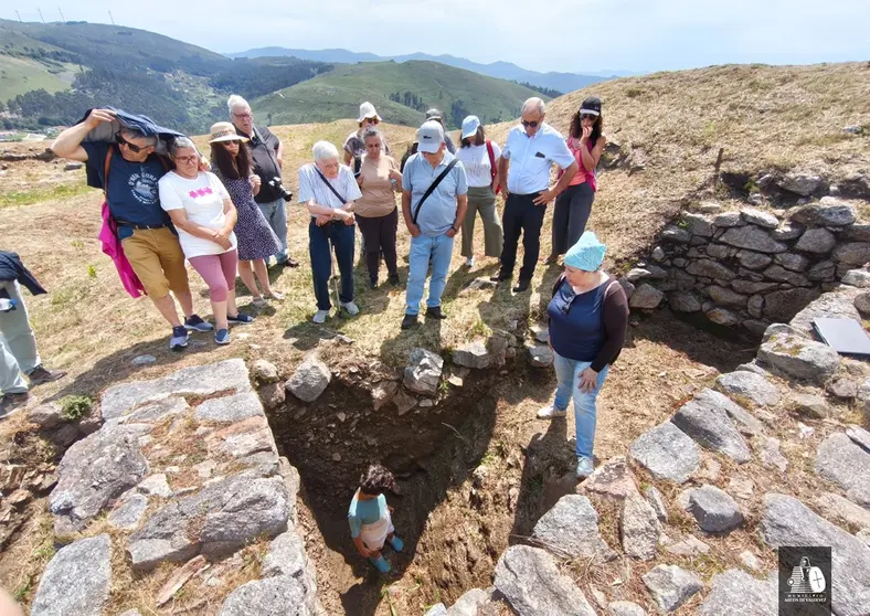 La arque&oacute;loga Rebeca Blanco-Rotea explica a los asistentes los trabajos arqueol&oacute;gicos realizados en el Forte do Bragandelo y la importancia hist&oacute;rica de este conjunto defensivo.