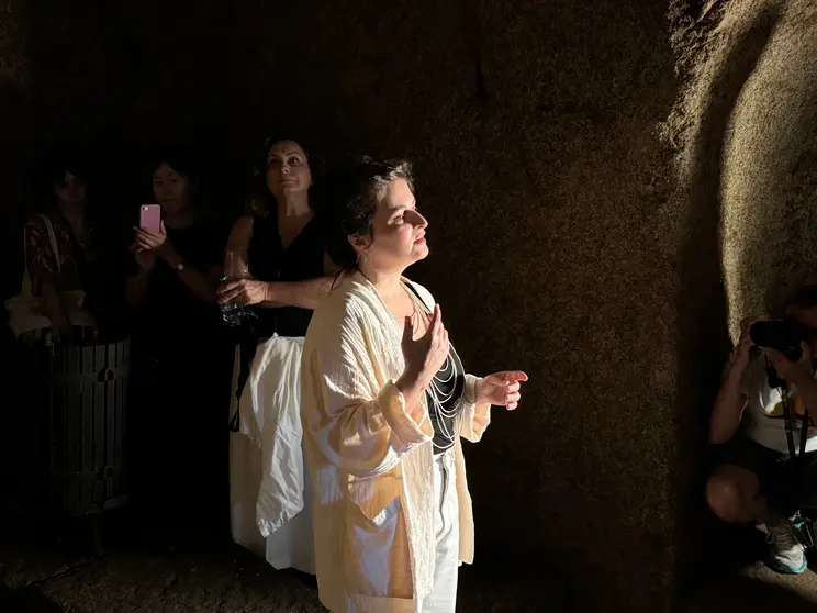 Paula Pintos gu&iacute;a al p&uacute;blico por el interior de una cova tradicional de Seadur durante el paseo sonoro inaugural de Entre Covas.