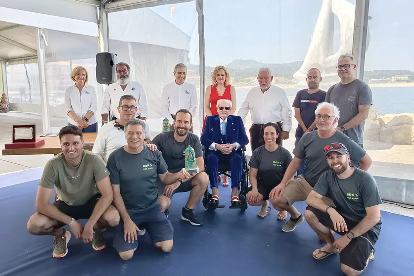 Foto de familia de las tripulaciones premiadas en la XXVI edici&oacute;n del Gran Trofeo Faro de Corrubedo &ndash; Regata Ramiro Carregal Rey, junto a autoridades y representantes de la organizaci&oacute;n.