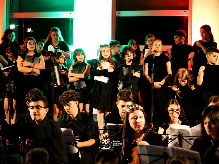 Alumnos de la Academia de M&uacute;sica de Ponte da Barca protagonizaron el espect&aacute;culo de clausura del a&ntilde;o lectivo, una gala que reuni&oacute; a 136 participantes sobre el escenario y combin&oacute; m&uacute;sica, interpretaci&oacute;n y talento joven.