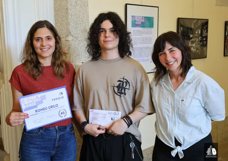 Los premiados del concurso fotogr&aacute;fico &ldquo;Mirar la Tercera Edad: Dignidad y Respeto por la Persona Mayor&rdquo; recibieron sus reconocimientos durante la inauguraci&oacute;n de la muestra en la Biblioteca Municipal de Arcos de Valdevez acompa&ntilde;ados de la vice presidenta, Emil&iacute;a Cerdeira.