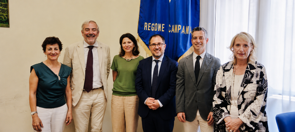 Marcos G&oacute;mez Rom&aacute;n, comisario del Xacobeo 2027, junto a representantes institucionales y responsables del &aacute;rea de turismo de la Regi&oacute;n de Campania durante la reuni&oacute;n de trabajo celebrada en N&aacute;poles para reforzar la promoci&oacute;n internacional de Galicia y del Camino de Santiago en el mercado italiano.