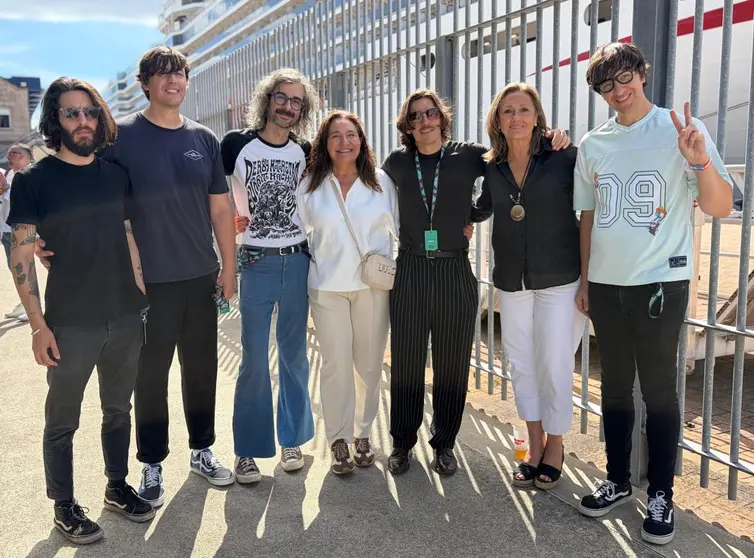 Ana Ortiz y Luisa S&aacute;nchez, junto a varios de los artistas participantes en la segunda edici&oacute;n del Galicia Fest, en el muelle de Trasatl&aacute;nticos del Puerto de Vigo.