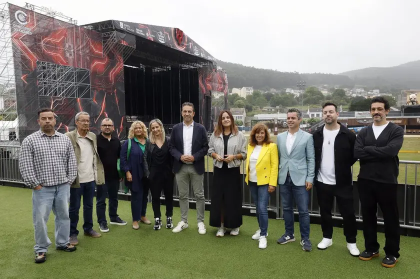 Representantes del Xacobeo, de la Xunta y de la organizaci&oacute;n del Resurrection Fest, durante la visita al recinto del festival en Viveiro para comprobar los trabajos de montaje.