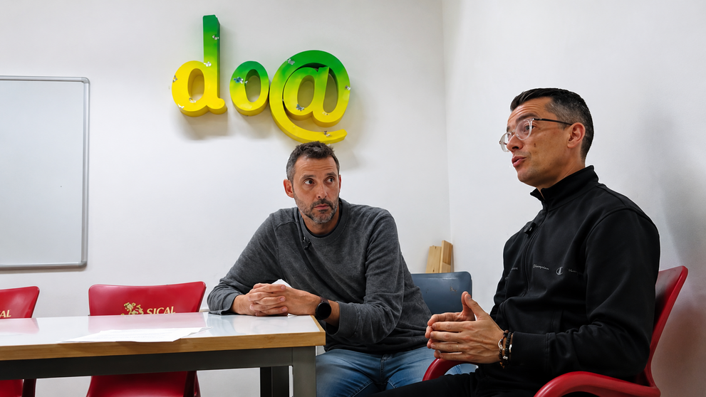 Juan Antonio Ada, gerente de Doa Sa&uacute;de Mental, interviene durante la entrevista junto a Marcos Mallo, director t&eacute;cnico de la entidad, para abordar los retos de la atenci&oacute;n comunitaria y la creciente demanda en salud mental.