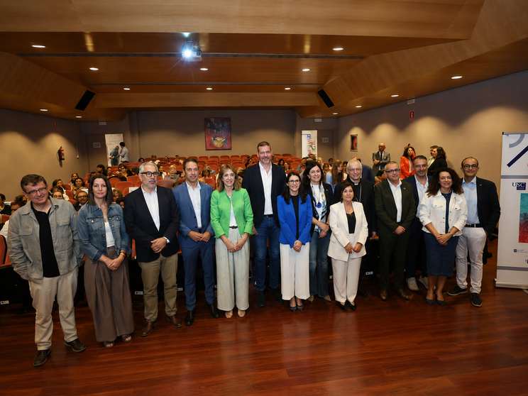 El conselleiro de Cultura, Jos&eacute; L&oacute;pez Campos, y la rectora de la Universidade de Santiago de Compostela, Rosa Crujeiras, posan junto a representantes institucionales y acad&eacute;micos tras la inauguraci&oacute;n de la nueva C&aacute;tedra Institucional de Gesti&oacute;n Cultural especializada en Patrimonio, en la Facultad de Humanidades del Campus de Lugo.