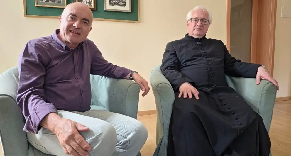 Ginter Kazimierz, profesor de Historia de la Liturgia en la Pontificia Universidad de la Santa Cruz de Roma, conversa con el director de DL-G, Roberto Ledo, durante la entrevista en la que analiza la historia de Polonia, sus v&iacute;nculos con Espa&ntilde;a y el papel del cristianismo en la construcci&oacute;n de la identidad europea.