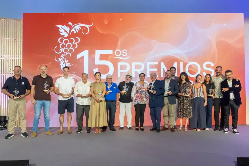 Foto de familia de los galardonados en los XV Premios D.O. Ribeiro, celebrados en el Auditorio Mar de Vigo, junto a representantes del Consejo Regulador, en una gala que reconoci&oacute; la labor de personas, entidades y establecimientos comprometidos con la promoci&oacute;n y el prestigio de los vinos de la Denominaci&oacute;n de Origen Ribeiro.