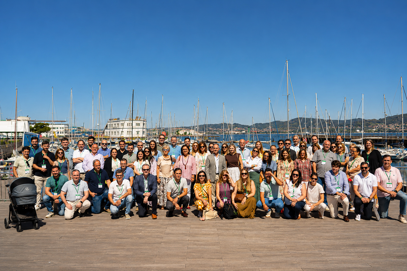 Participantes en el congreso de las EFAs celebrado en Vigo, en una imagen de grupo con la zona portuaria al fondo.