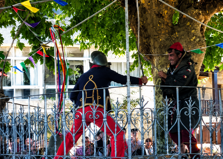 Representaci&oacute;n tradicional de O Mouro e o Cristi&aacute;n, unha das manifestaci&oacute;ns culturais m&aacute;is singulares de Galicia, que cada agosto revive en Mouriscados durante as festas do Socorro e San Roque.