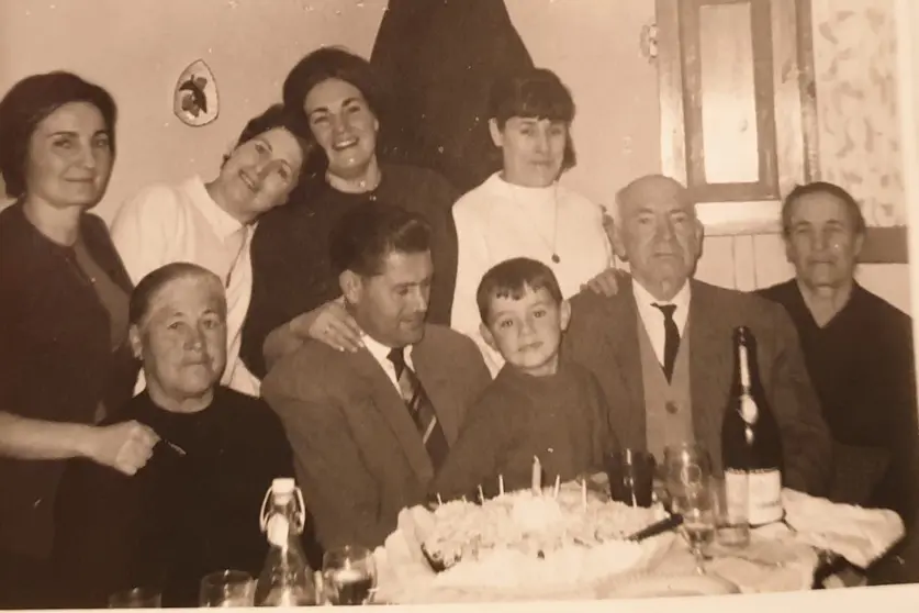 Fotograf&iacute;a familiar de la infancia del autor, un recuerdo que evoca sus ra&iacute;ces, el cari&ntilde;o de sus padres y el valor de la familia como origen de una vida marcada por la memoria, la gratitud y la esperanza.