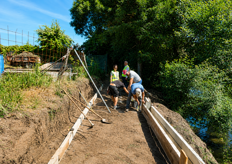 Trabajos de rehabilitaci&oacute;n en las m&aacute;rgenes del r&iacute;o Vez, donde el Ayuntamiento de Arcos de Valdevez mejora los pavimentos y pasarelas de la Ecov&iacute;a para reforzar la seguridad, la accesibilidad y la integraci&oacute;n paisaj&iacute;stica del recorrido.