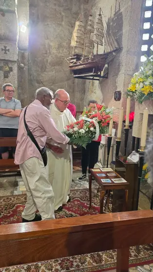 Un representante del &aacute;mbito mar&iacute;timo deposita una ofrenda floral ante la Virgen del Carmen durante la celebraci&oacute;n de la Ofrenda del Mar en Panx&oacute;n.