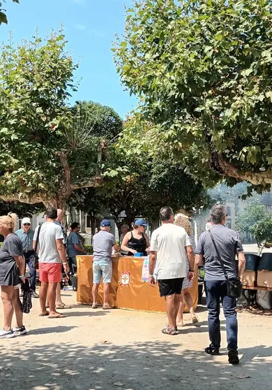 Vecinos y visitantes hicieron cola en la Alameda Vella para disfrutar de las tradicionales sardinas asadas durante la Sardi&ntilde;ada de Ver&aacute;n, una cita que volvi&oacute; a reunir a cientos de personas en Cangas.