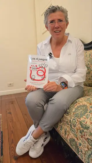 Maribel Mart&iacute;nez de Murgu&iacute;a posa con su &uacute;ltimo libro, Los cuatro juegos, una obra que da forma a la filosof&iacute;a de S&iacute;lovers y propone convertir las experiencias positivas en motor de crecimiento personal y social.