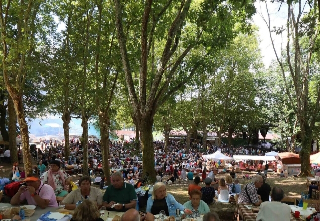 Centos de persoas re&uacute;nense cada ano na carballeira do Campo da Feira para participar na tradicional Festa do Churrasco, un dos actos m&aacute;is multitudinarios e representativos das festas patronais de Covelo.