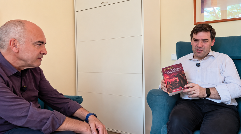 Roberto Ledo, director de Diario Luso-Galaico (DL-G), entrevista al traductor y editor Higinio Paterna, quien muestra un ejemplar de El Guerrero Desarmado, una de las obras m&aacute;s representativas de la escritora polaca Zofia Kossak, recientemente publicada en espa&ntilde;ol por la editorial Top S&aacute;rmata.