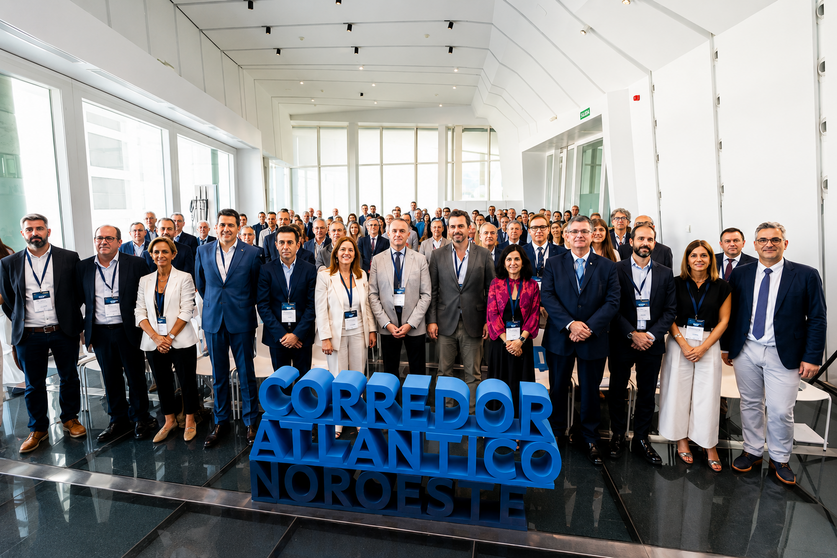 Representantes institucionales y empresariales de Galicia, el Norte de Portugal y Castilla y Le&oacute;n participaron en la presentaci&oacute;n del proyecto europeo POCTEP para impulsar el Corredor Atl&aacute;ntico del Noroeste y acelerar la conexi&oacute;n ferroviaria transfronteriza entre Vigo y Oporto.