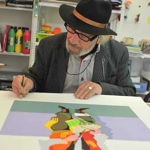 Secundino Diz asinando una litograf&iacute;a.
