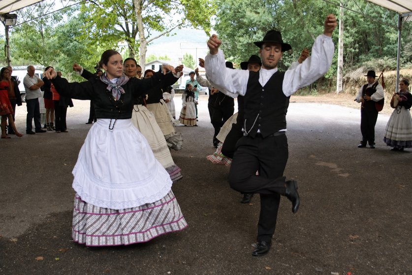 Integrantes da Asociaci&oacute;n Cultural Os Mu&iacute;&ntilde;os de Oliveira interpretan un baile tradicional galego durante unha das celebraci&oacute;ns da parroquia.