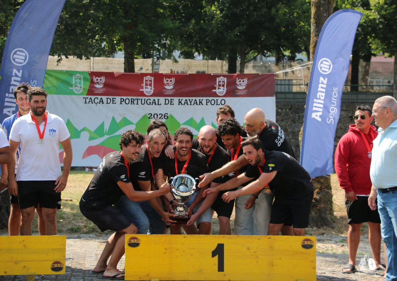 Los integrantes del Clube N&aacute;utico de Arcos de Valdevez celebran la conquista de la Copa de Portugal de kayak polo.