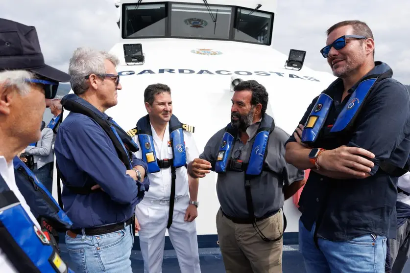 El presidente de la Xunta, Alfonso Rueda, durante la visita a la zona del pecio de Punta Restelos, en Fisterra, acompa&ntilde;ado por responsables del operativo que participar&aacute; en la intervenci&oacute;n arqueol&oacute;gica subacu&aacute;tica prevista para septiembre.