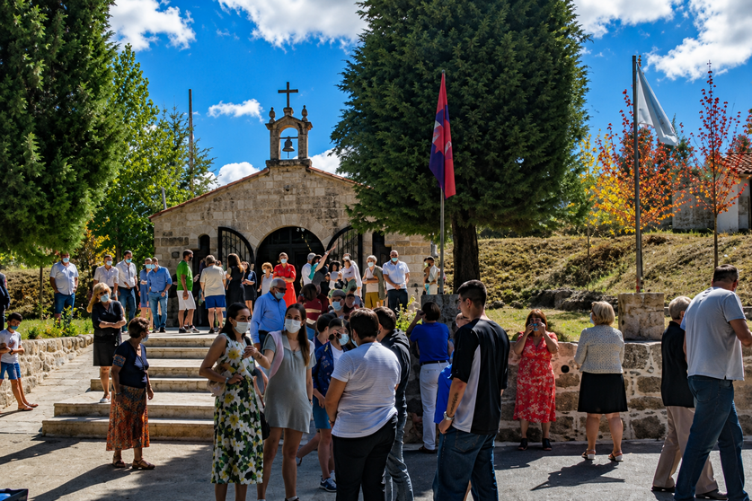 La iglesia parroquial de Santa Luc&iacute;a de Vilasobroso reuni&oacute; a numerosos vecinos y visitantes durante la celebraci&oacute;n de una de las festividades m&aacute;s arraigadas de esta Entidad Local Menor de Mondariz, reflejo de la vitalidad de sus tradiciones y de la estrecha vinculaci&oacute;n de la comunidad con su patrimonio religioso y cultural.