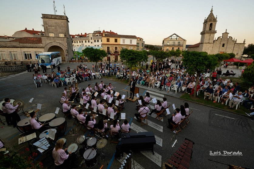 A Agrupaci&oacute;n Musical do Rosal ofrece un dos seus concertos na Praza do Calvario, convertida nun gran auditorio ao aire libre. Este mesmo espazo acoller&aacute; a retransmisi&oacute;n en directo da s&uacute;a participaci&oacute;n no World Music Contest de Kerkrade para que a veci&ntilde;anza poida acompa&ntilde;ar &aacute; banda neste hist&oacute;rico reto internacional.
