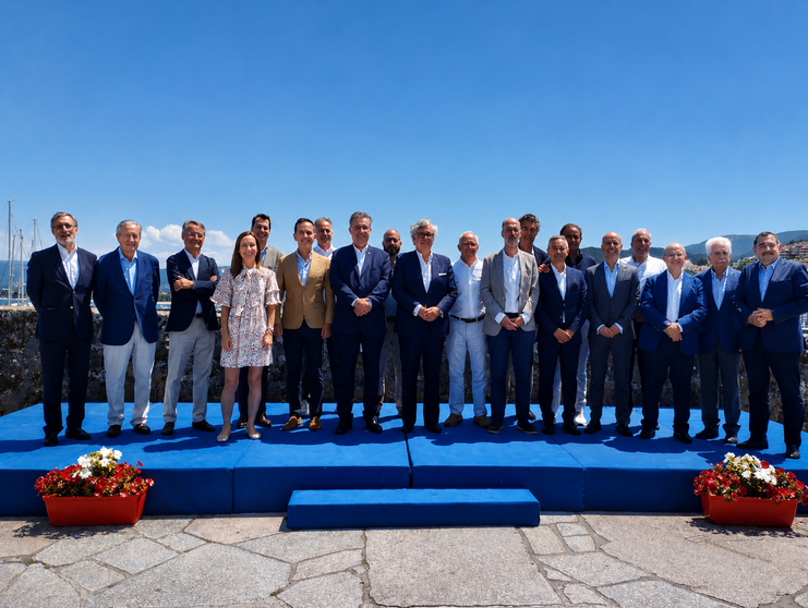 Autoridades y representantes empresariales de Galicia y del Norte de Portugal posan al t&eacute;rmino del Foro Empresarial celebrado en Baiona, donde reivindicaron una estrategia com&uacute;n para reforzar la competitividad de la Eurorregi&oacute;n y convertirla en uno de los grandes polos econ&oacute;micos del Atl&aacute;ntico europeo.