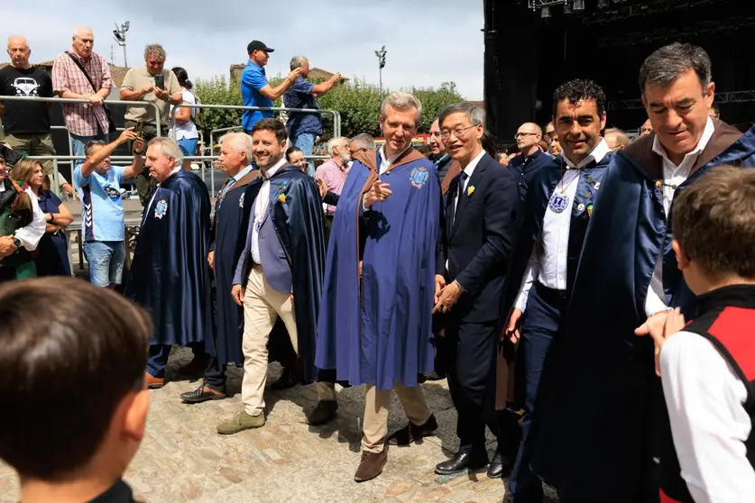 Alfonso Rueda, acompa&ntilde;ado por autoridades y miembros del Cap&iacute;tulo Seren&iacute;simo del Albari&ntilde;o, durante los actos centrales de la fiesta en Cambados.