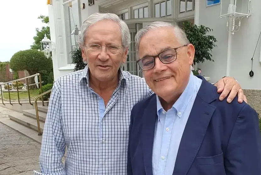 Fernando &Oacute;nega (derecha), junto a un amigo, en una imagen que evoca su cercan&iacute;a, humanidad y profunda vinculaci&oacute;n con Galicia.