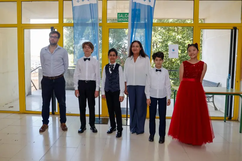 La delegada territorial de la Xunta en Vigo, Ana Ortiz, junto a varios j&oacute;venes pianistas participantes en la primera edici&oacute;n del Vigo Junior.