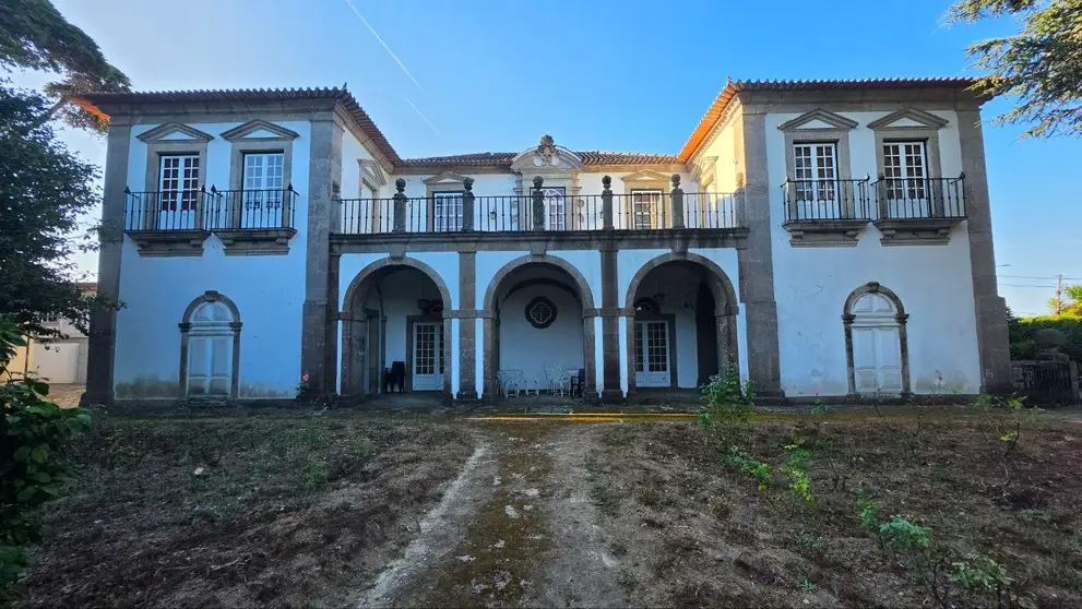 Vista frontal de uno de los principales cuerpos residenciales de la Quinta de Enxomil, articulado mediante una galer&iacute;a de tres arcos, balcones de hierro y recercados de granito. R. LEDO.