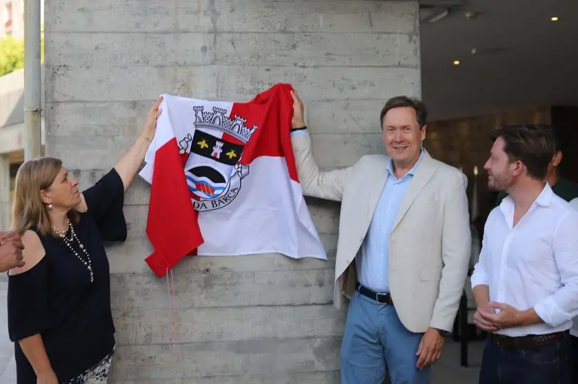 Descubrimiento de la placa conmemorativa de la renovaci&oacute;n del bar de las piscinas municipales.