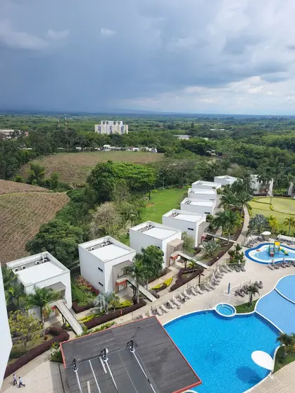 Pereira se abre al verde infinito del Eje Cafetero, donde la modernidad convive con una naturaleza exuberante y un paisaje marcado por el trabajo, el civismo y la voluntad de reconstrucci&oacute;n.