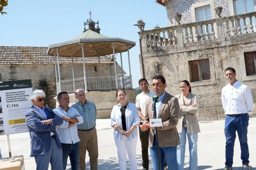 Luis L&oacute;pez destaca el car&aacute;cter transformador del Plan Extra durante la inauguraci&oacute;n de la humanizaci&oacute;n de Cabreira, acompa&ntilde;ado por la alcaldesa Marta Valc&aacute;rcel y representantes locales.