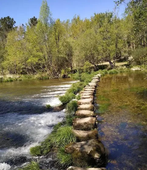 Os tradicionais Pasos de Tat&iacute;n atravesan o r&iacute;o Tea na contorna de Outerelo, unha mostra da relaci&oacute;n hist&oacute;rica entre a veci&ntilde;anza e a auga.