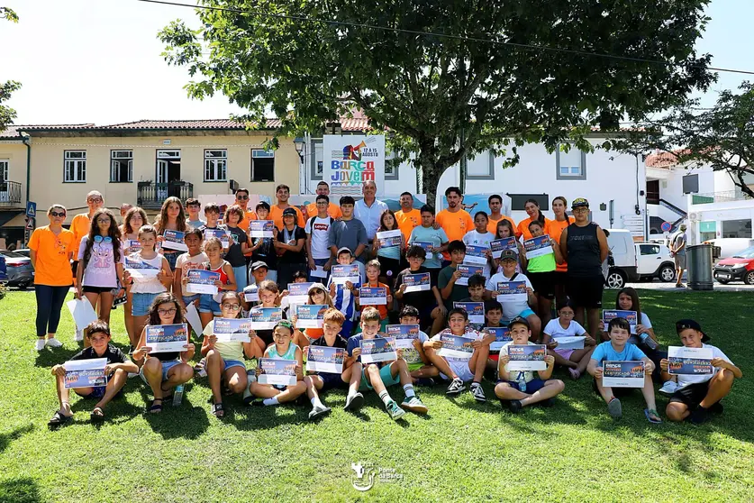 Foto de familia de los participantes y monitores de Barca Jovem tras la entrega de los certificados de participaci&oacute;n.