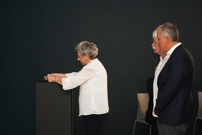 A filla de B&oacute;veda e Amalia Valc&aacute;rcel depositou as cascas do pi&ntilde;eiro da Caeira ante &ldquo;A derradeira leici&oacute;n do mestre&rdquo;, o cadro de Castelao que reflexa o asasinato de B&oacute;veda e que se pode visitar no Museo ata o 27 de setembro